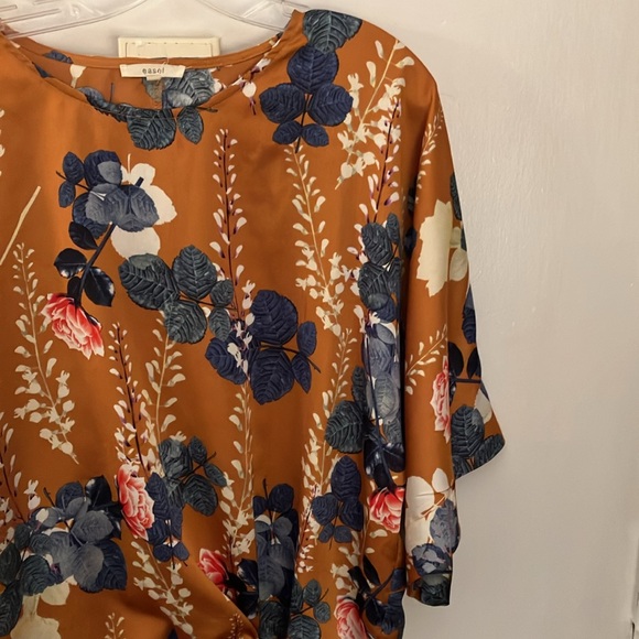 Easel Floral Top - Picture 8 of 8